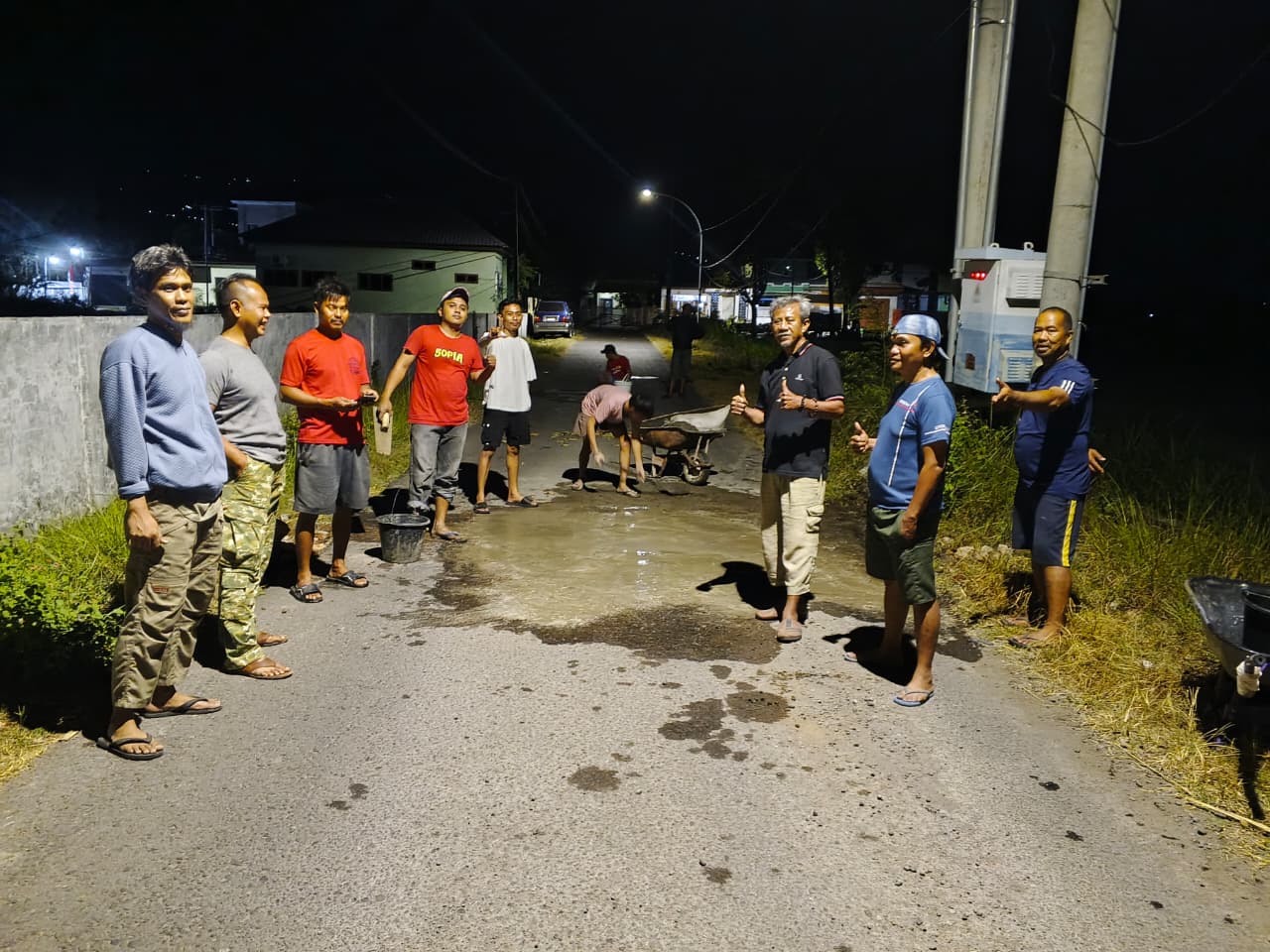 Gerak Cepat Menjawab Aspirasi Warga! Gotong Royong RT, RW, Babinsa, Mahasiswa KKN UNHAS 116 dan Pemuda Perbaiki Jalan Berlubang di Lamalaka Kel Lembang 